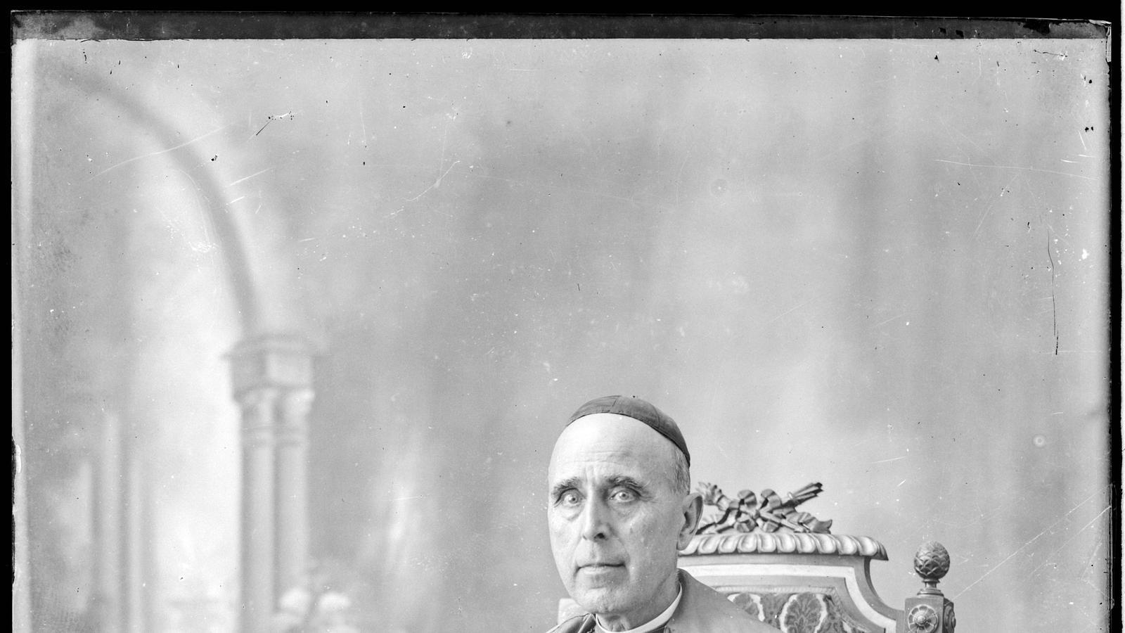 Retrato de estudio del obispo Josep Vila Martínez