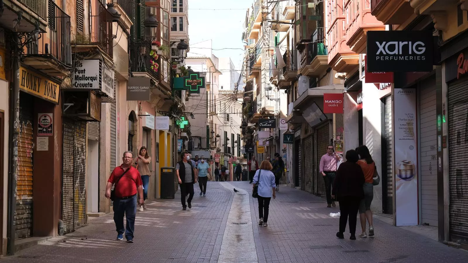 La gent ja pot passejar pel carrer dins els horaris establerts a la fase 0