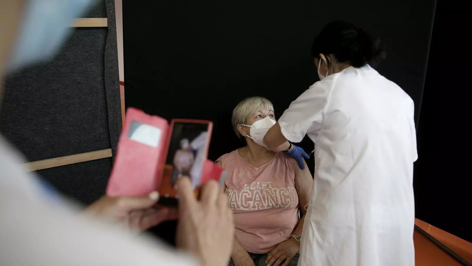 Inici campanya de vacunacio massiva amb pfizer a persones de 50 a 60 anys, al recinte firal del sucre de Vic