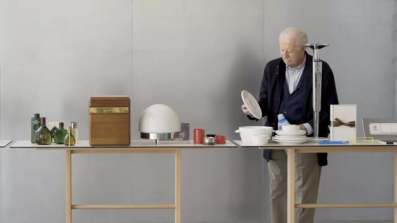 André Ricard entre una retahíla de sus diseños al documental 'André Ricard, el diseño invisible'
