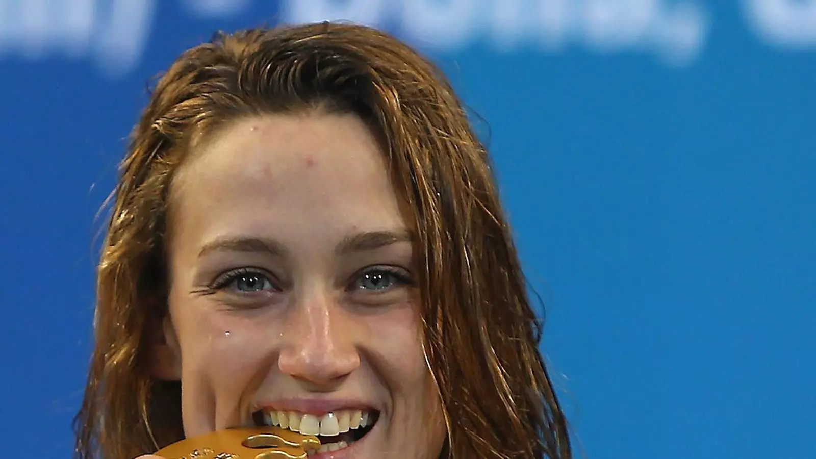 Mireia Belmonte celebrant al podi la quarta medalla d’or que ha guanyat al Mundial de piscina curta de Doha.
