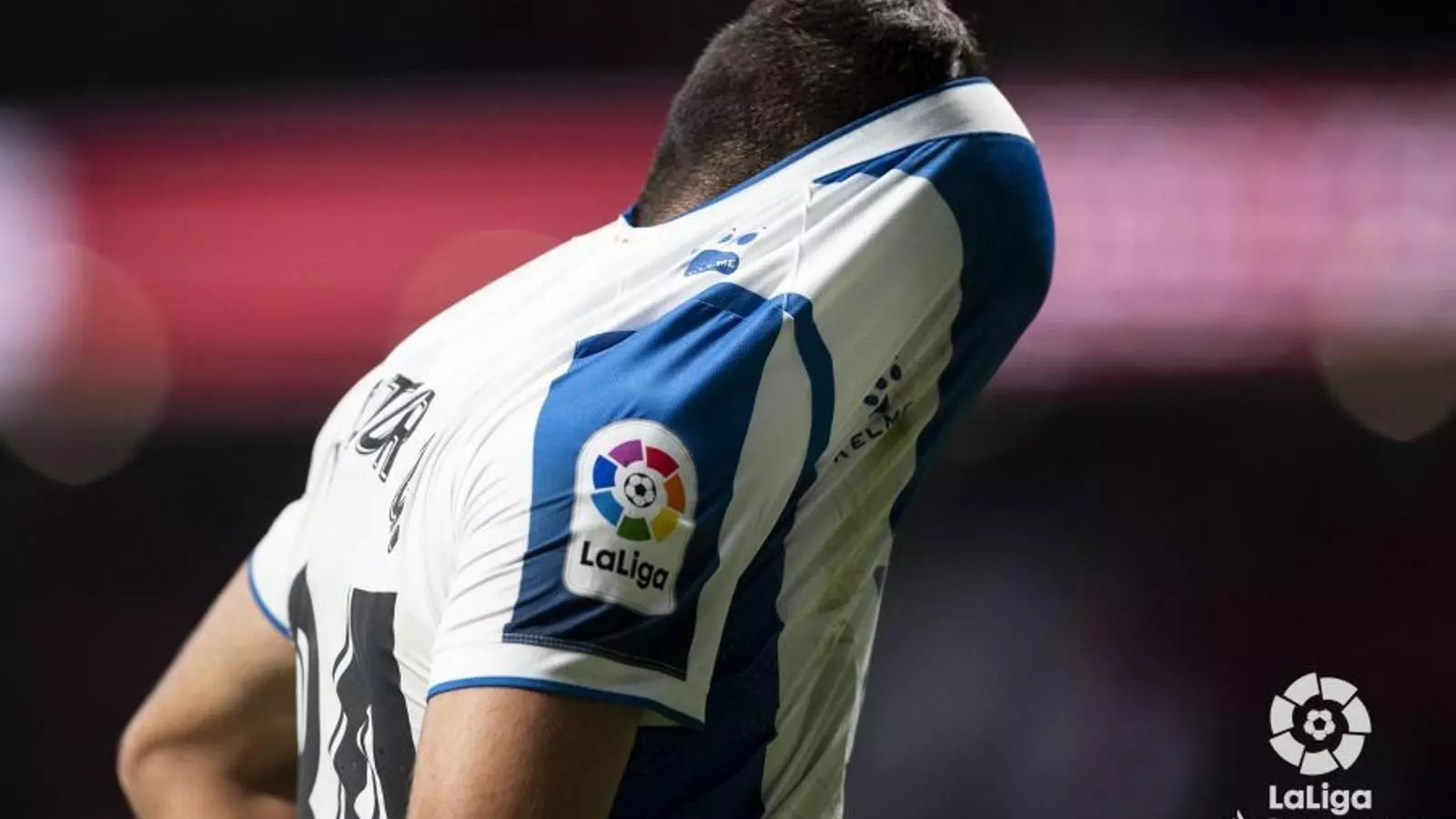 Víctor Gómez es lamenta després d'haver comès una errada en el 3-1