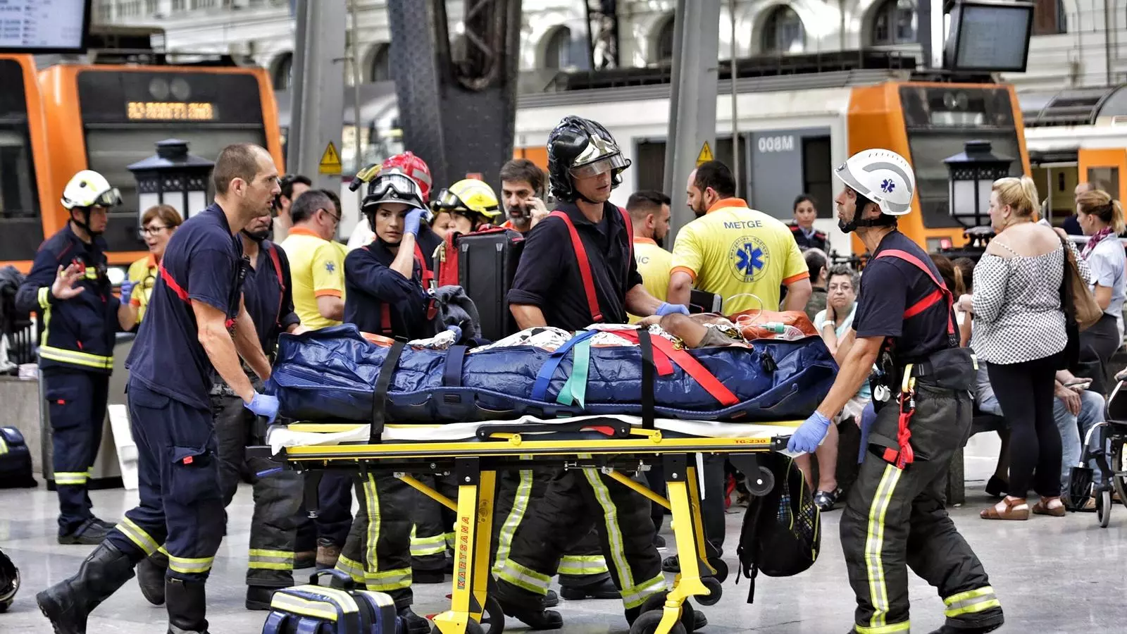 Els serveis d'emergències traslladen un dels ferits en el xoc d'un tren a l'estació de França