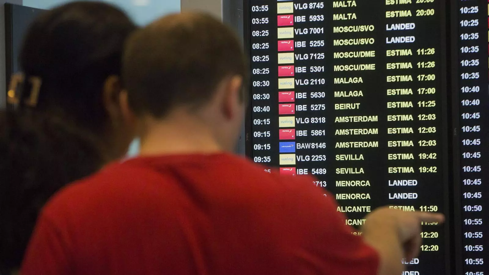 Pantalla a l’aeroport amb horaris dels vols.