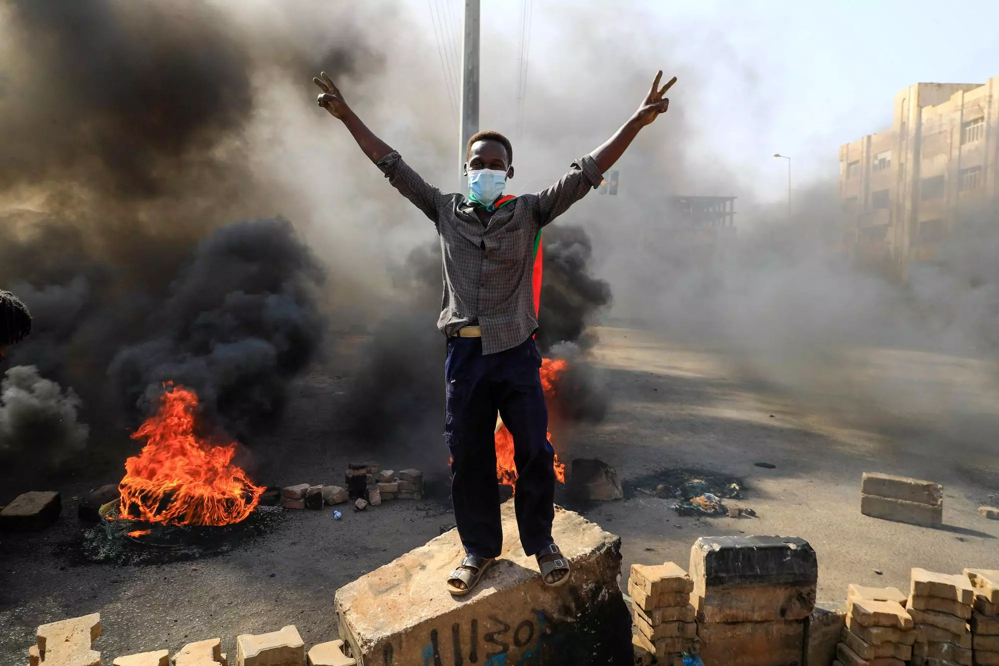 Manifestants sudanesos cremen pneumàtics per bloquejar una carretera al carrer 60 de la capital, Khartum, per denunciar les detencions nocturnes de l'exèrcit de membres del govern sudanès, el 25 d'octubre de 2021.