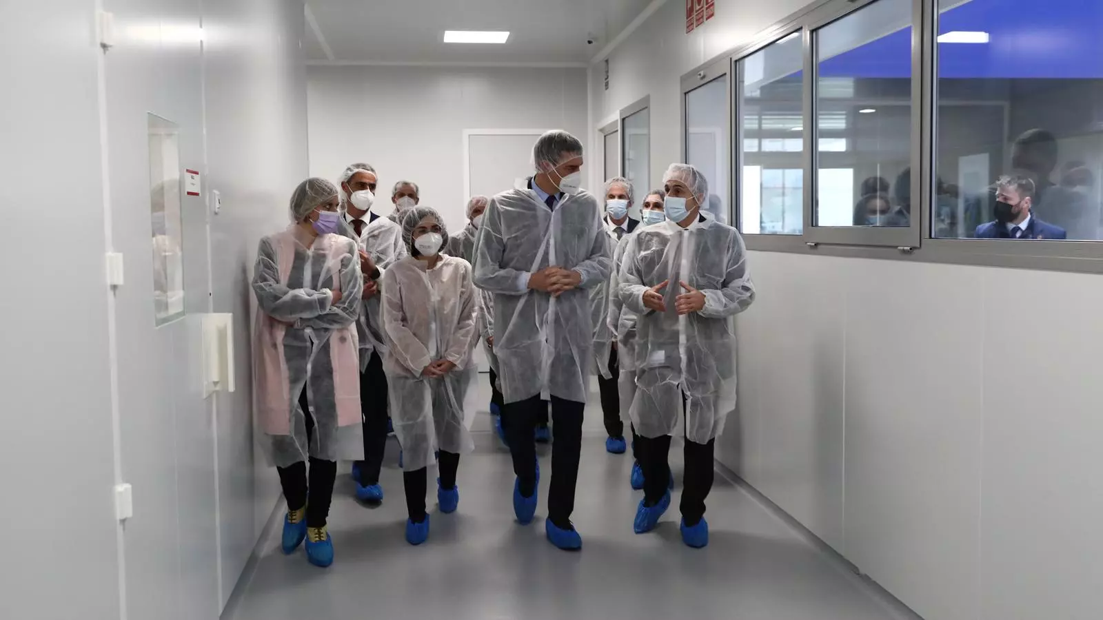 Sánchez con Vergés durante la visita a la farmacéutica Hipra
