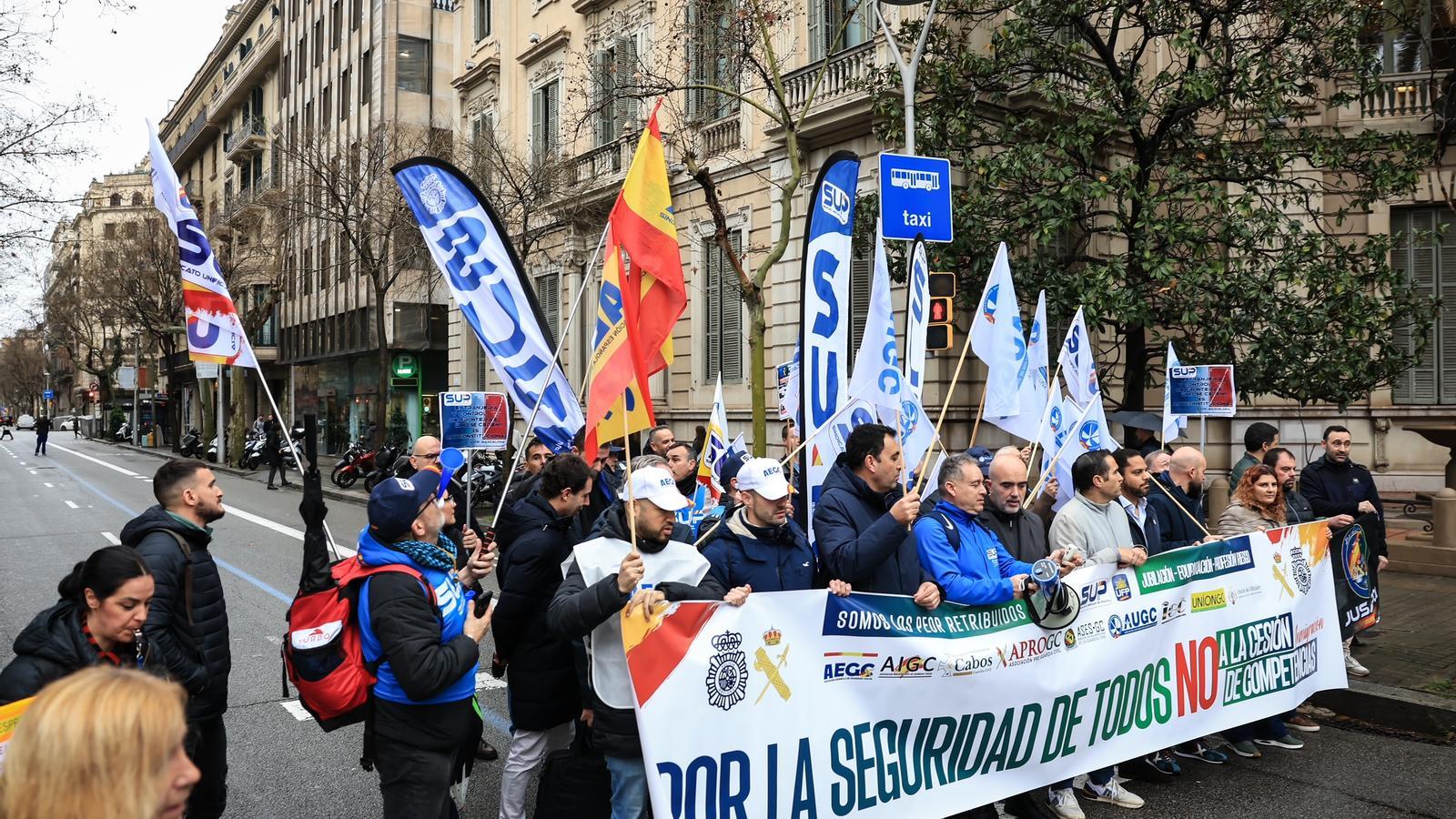 Demonstration by the National Police and Civil Guard unions this Wednesday in front of the Spanish government headquarters in Barcelona.