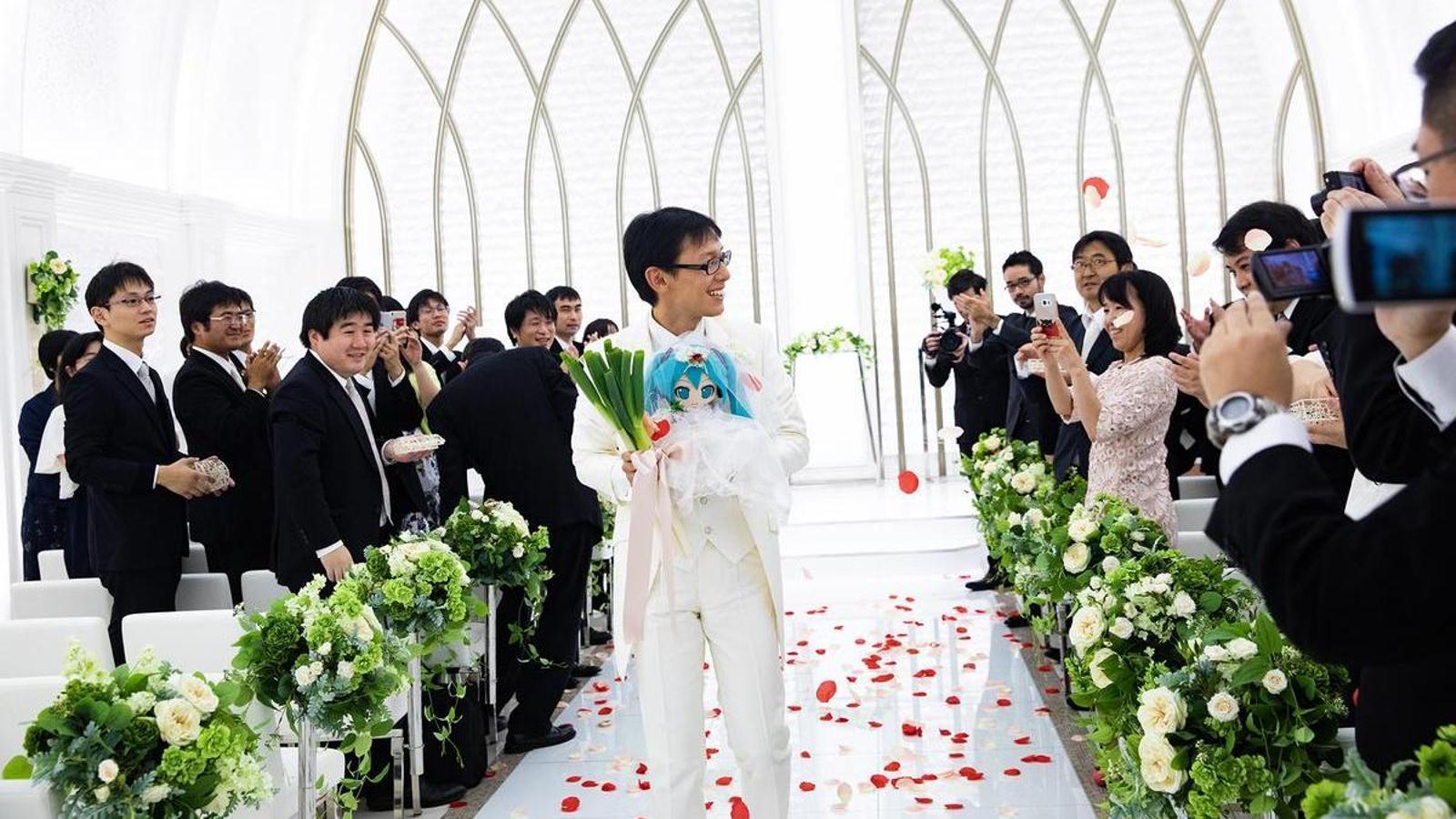 La boda de Kondo con un peluche de Hatsune Miku, una cantante virtual japonesa.