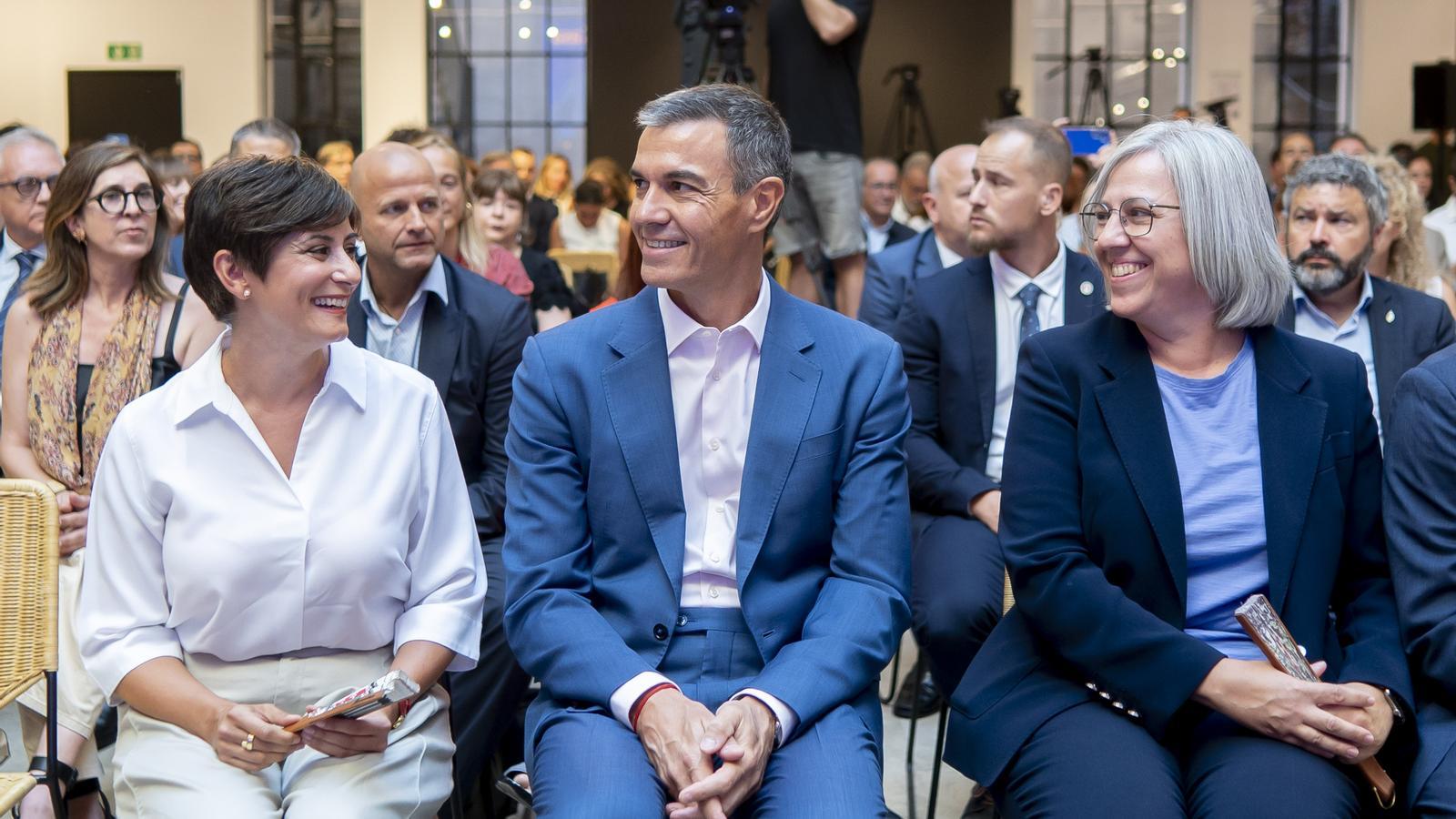 The president of the Spanish government, Pedro Sánchez, and the Minister of Housing, Isabel Rodríguez, this Monday at an event.