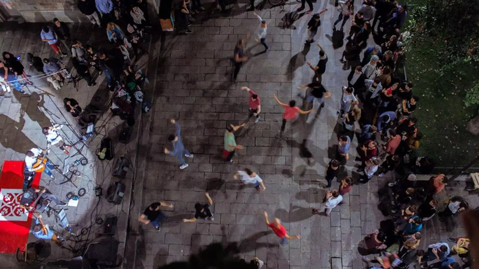 Una ballada popular a l'exterior de l'Espai Mallorca.