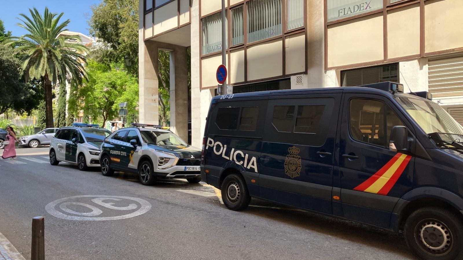 Agentes de la Guardia Civil y la Policía Nacional desplegados frente a un edificio en Palma durante la operación contra el blanqueo de capitales.