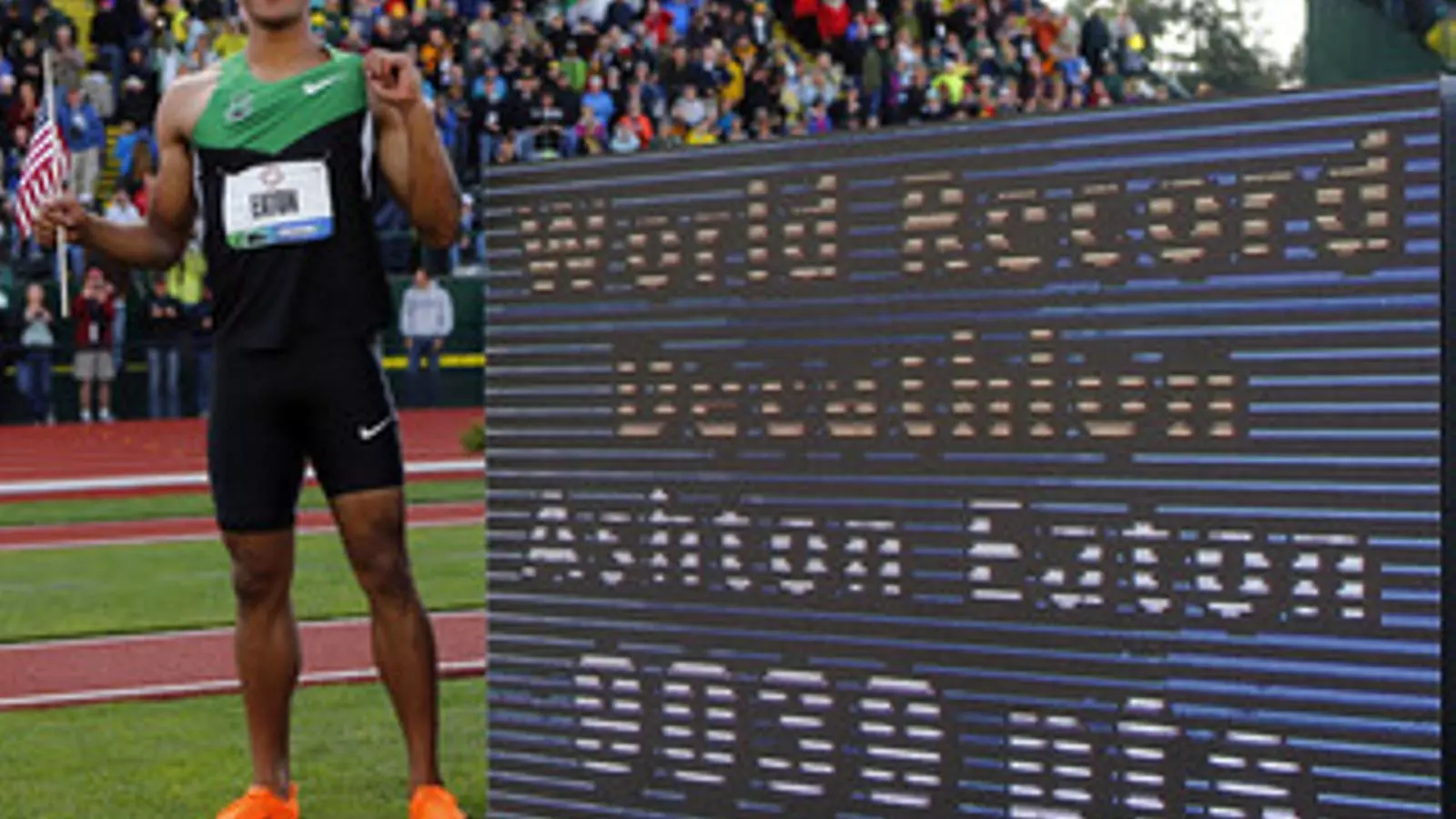 L'atleta nord-americà Ashton Eaton després de batre el rècord mundial de decatló