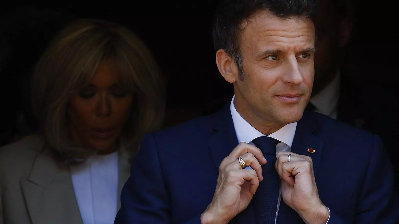 El president francès Emmanuel Macron, reelegit ahir a les urnes, en una imatge on apareix, al fons, la seva esposa, Brigitte Macron.