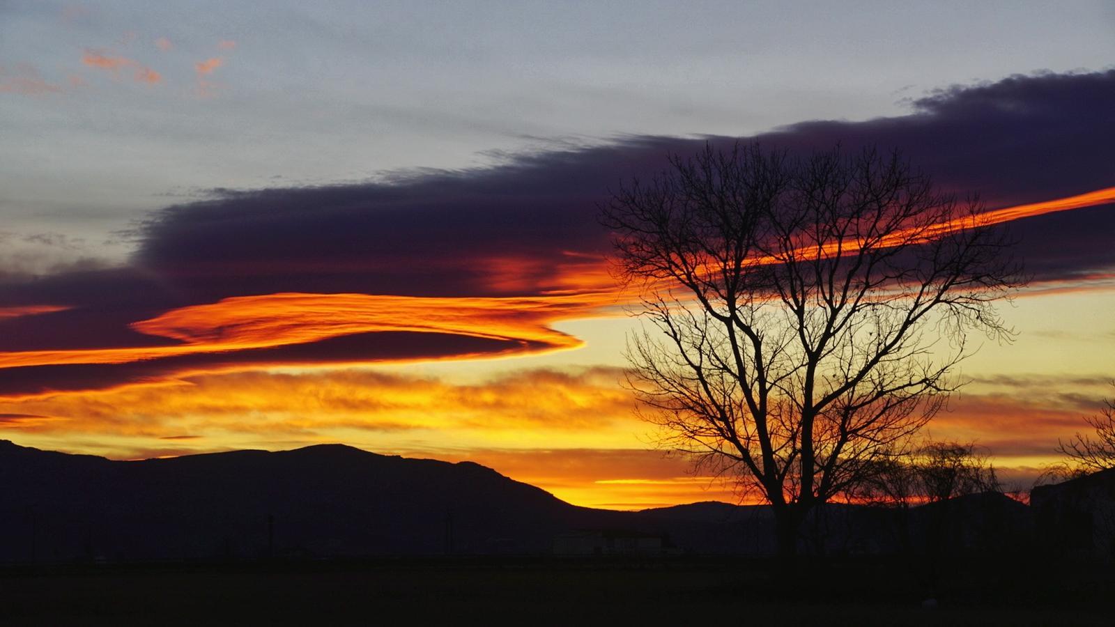 Núvols lenticulars durant la posta de sol ahir a Sant Jaume d'Enveja