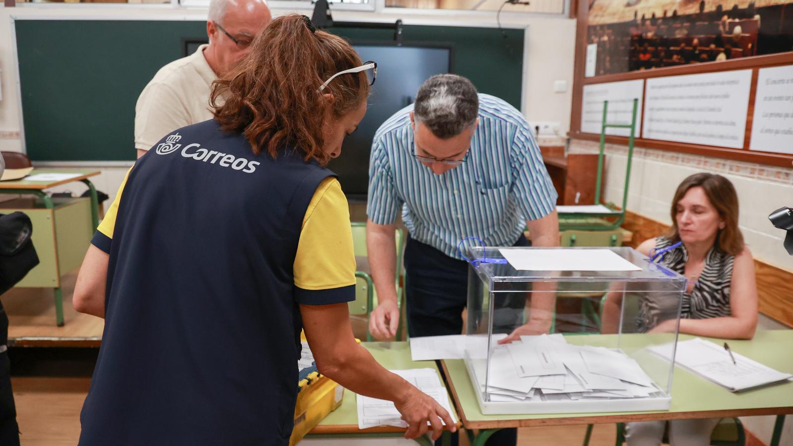 A Correos employee delivers the mail votes of some voters from an electoral college in Seville, on June 9, 2024, in Malaga, Andalusia