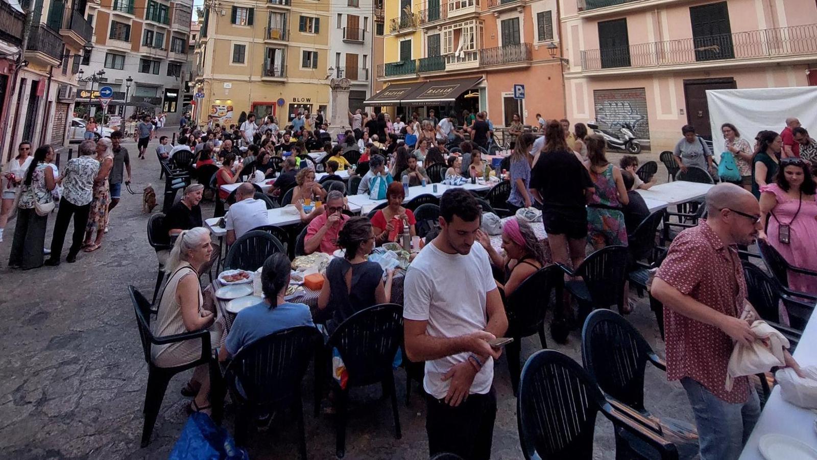 Cena vecinal en la plaza de Coll