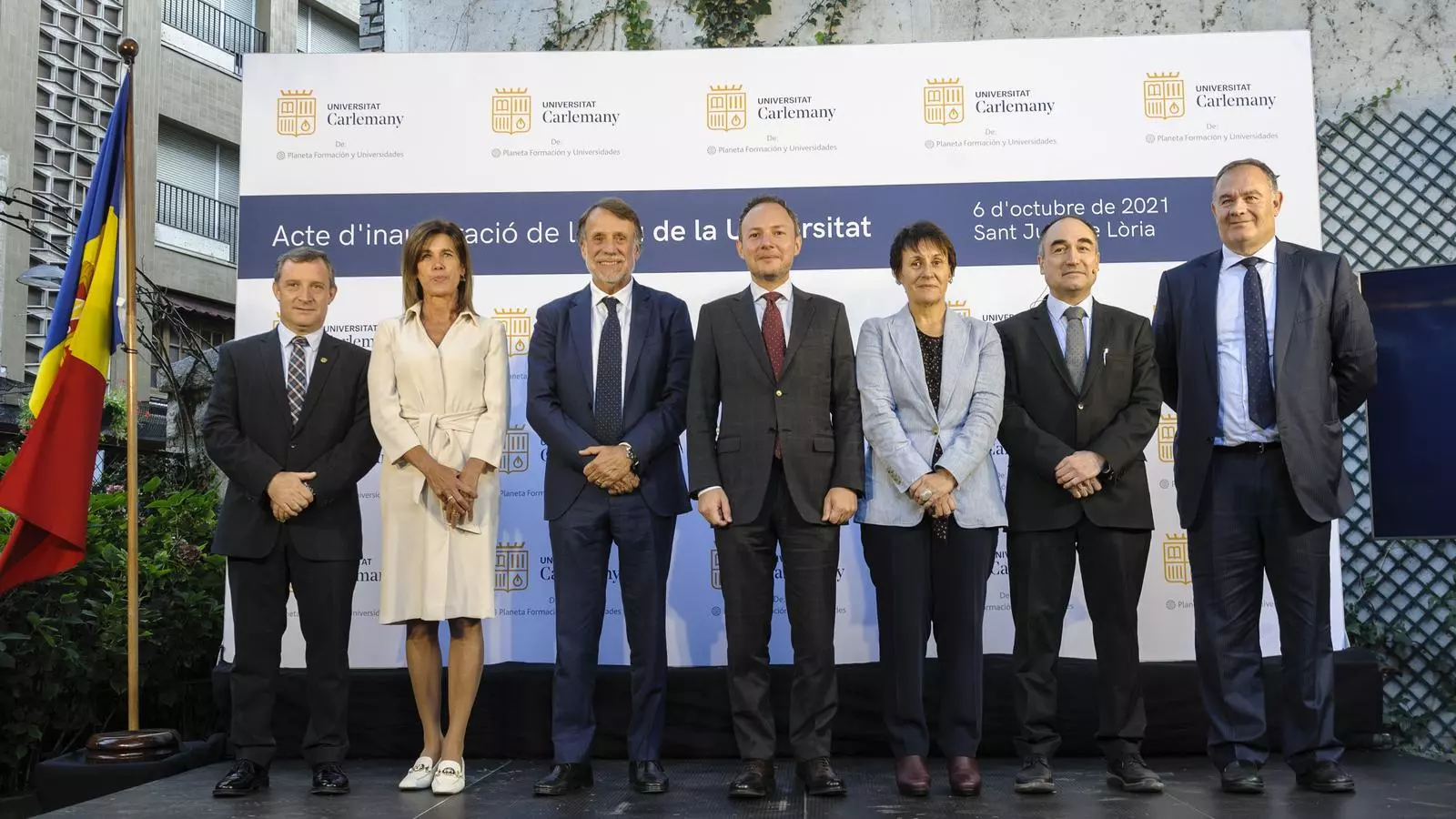 D'esquerra a dreta, Josep Majoral, cònsol major del Comú de Sant Julià de Lòria, Ester Vilarrubla, Ministra d'Educació i Ensenyament Superior, José Creuheras, President de Grupo Planeta, Xavier Espot, Cap de Govern, Roser Suñé, Síndica, Ramon Copons, Rector de la Universitat Carlemany i Carlos Giménez, CEO de Planeta Formación y Universidades.