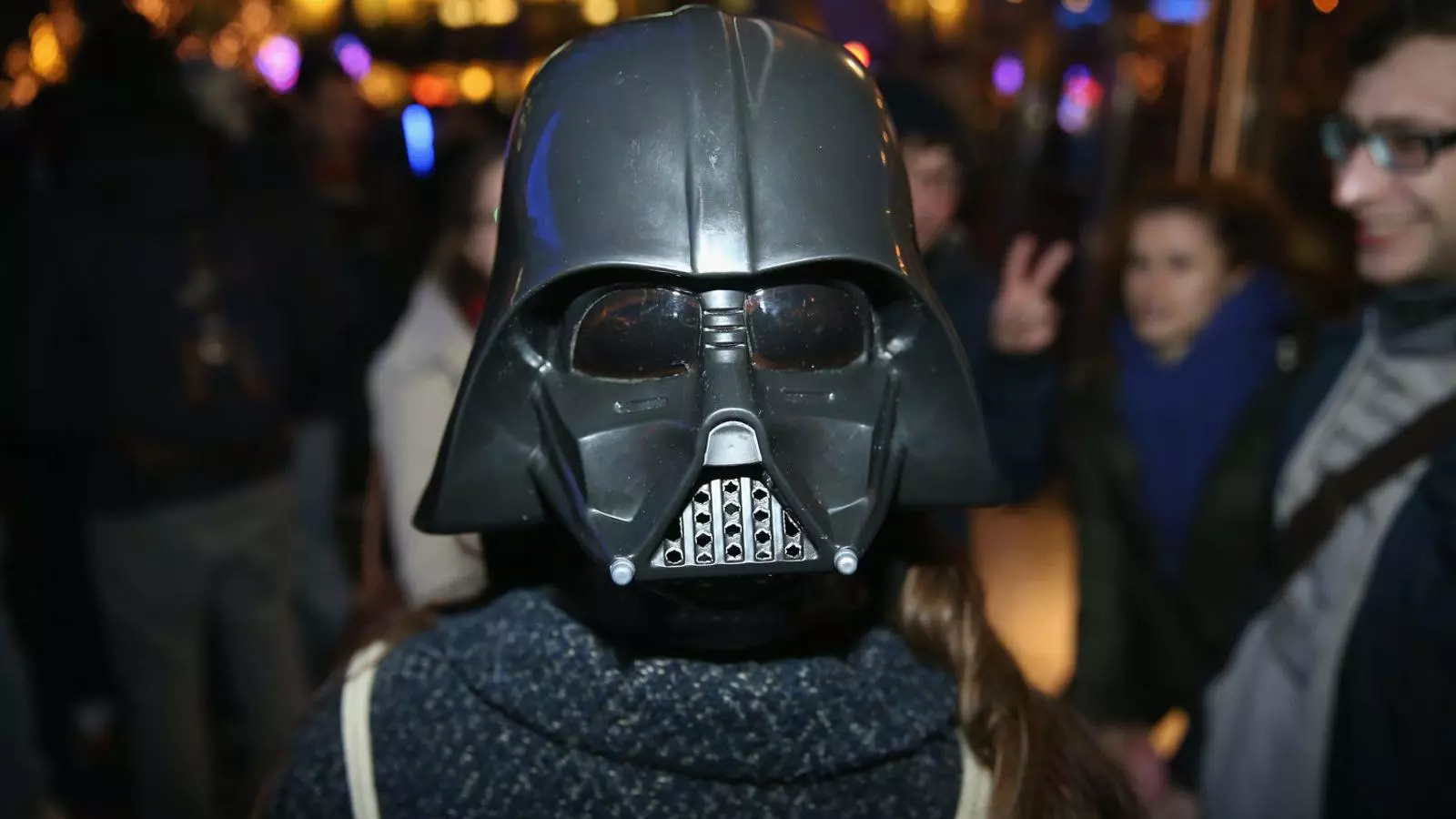 “A l’home sense cap la veu atrapada per la mascareta de cartró li recordava el deix de Darth Vader”.