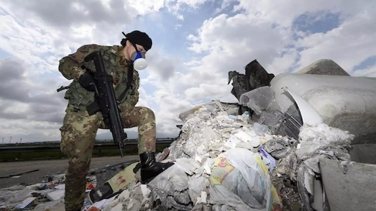 Un soldat italià prop de Nàpols revisa un abocador, que la màfia també utilitza per lucrar-se, segons les denúncies de Iovine. REUTERS