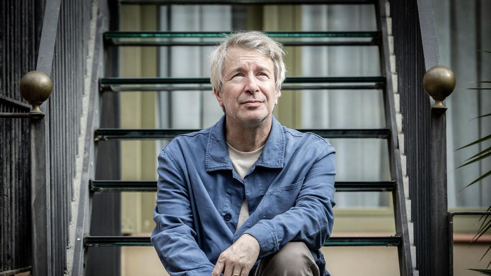 El escritor y cineasta francés Éric Vuillard en la terraza del Hotel Balmes de Barcelona el primero de octubre de 2026.