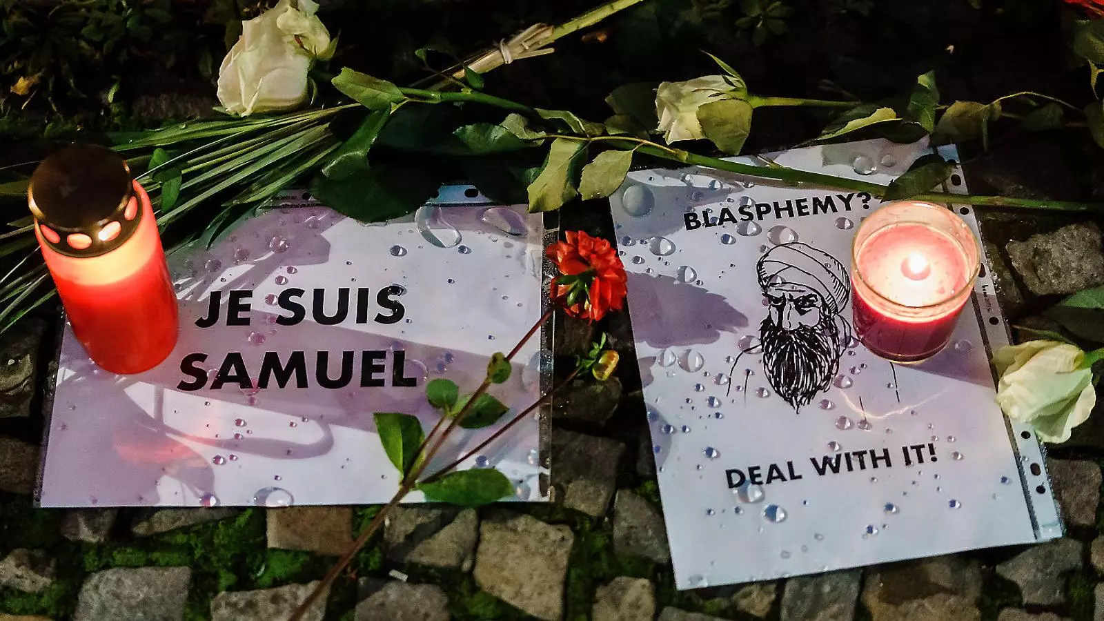Cartells i espelmes en record de Samuel Paty, el professor decapitat divendres en un atac terrorista als afores de París.