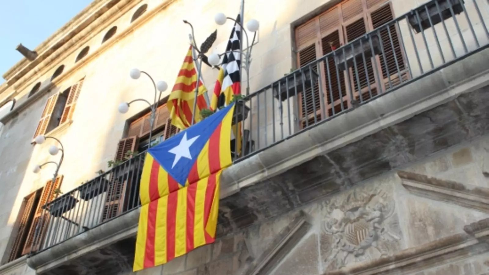 Alguns ajuntaments, com el de Tàrrega, no tenen penjada la bandera espanyola al balcó però sí l'estelada