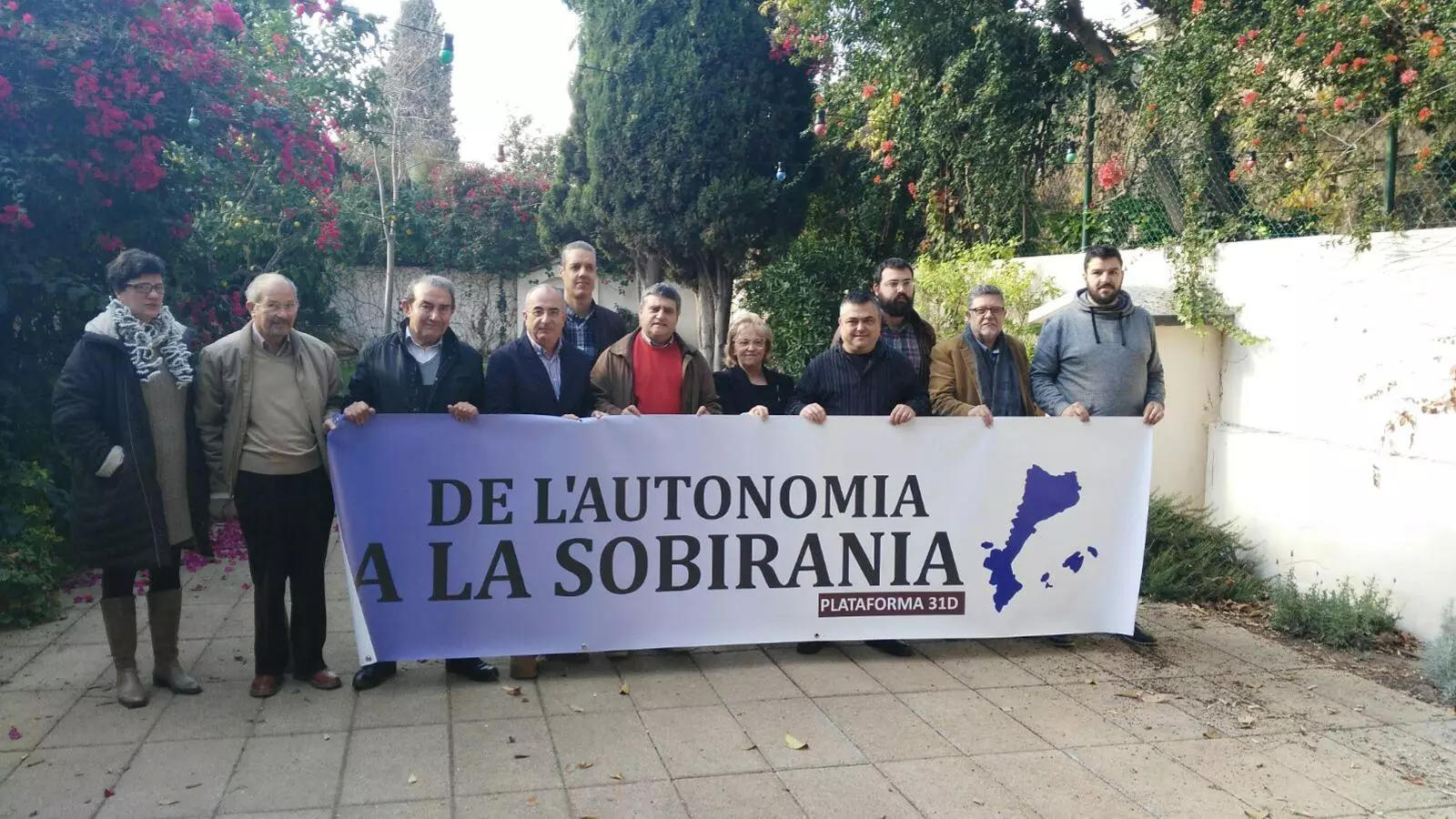 Els convocants de la manifestació sobiranista posen amb la pancarta de capçalera a Can Alcover. / T.MARTÍ