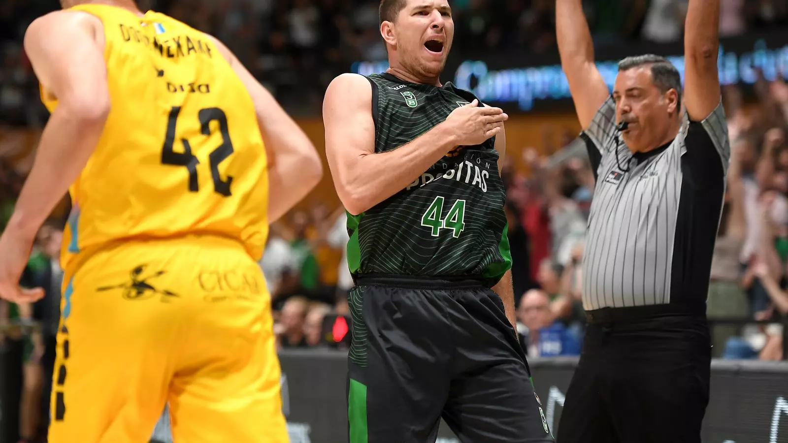 Joel Parra celebrant una acció