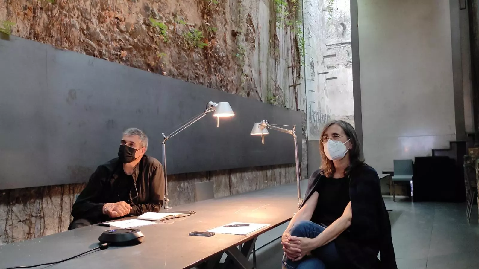 Rafael Aranda i Carme Pigem conversant amb l'arquitecte brasiler Gustavo Utrabo dins el programa obert del taller d'estiu de l'estudi