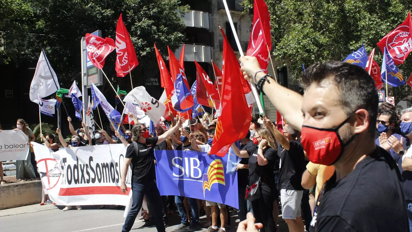 Manifestants protestant contra la proposta d'ERO que planteja CaixaBank.