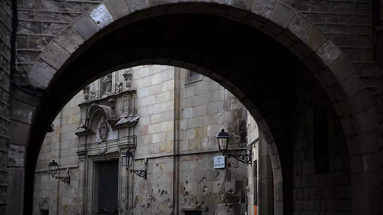 L’arc del carrer Montjuïc del Bisbe amb la plaça Sant Felip Neri al fons.