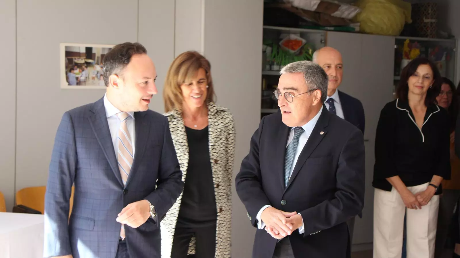 El Cap de Govern, Xavier Espot, junt amb l'ambaixador espanyol, Àngel Ros, i la ministra d'Educació, Ester Vilarrubla, durant la visita als alumnes dels sistemes educatius andorrà i espanyol d'Escaldes. / T. N. (ANA)