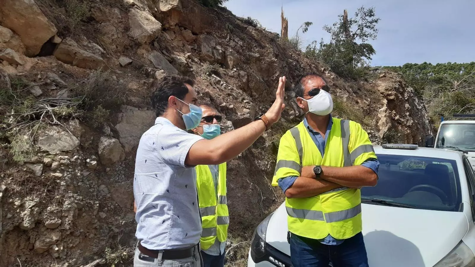 El conseller Iván Sevillano durant la visita a Banyalbufar./ CONSELL DE MALLORCA