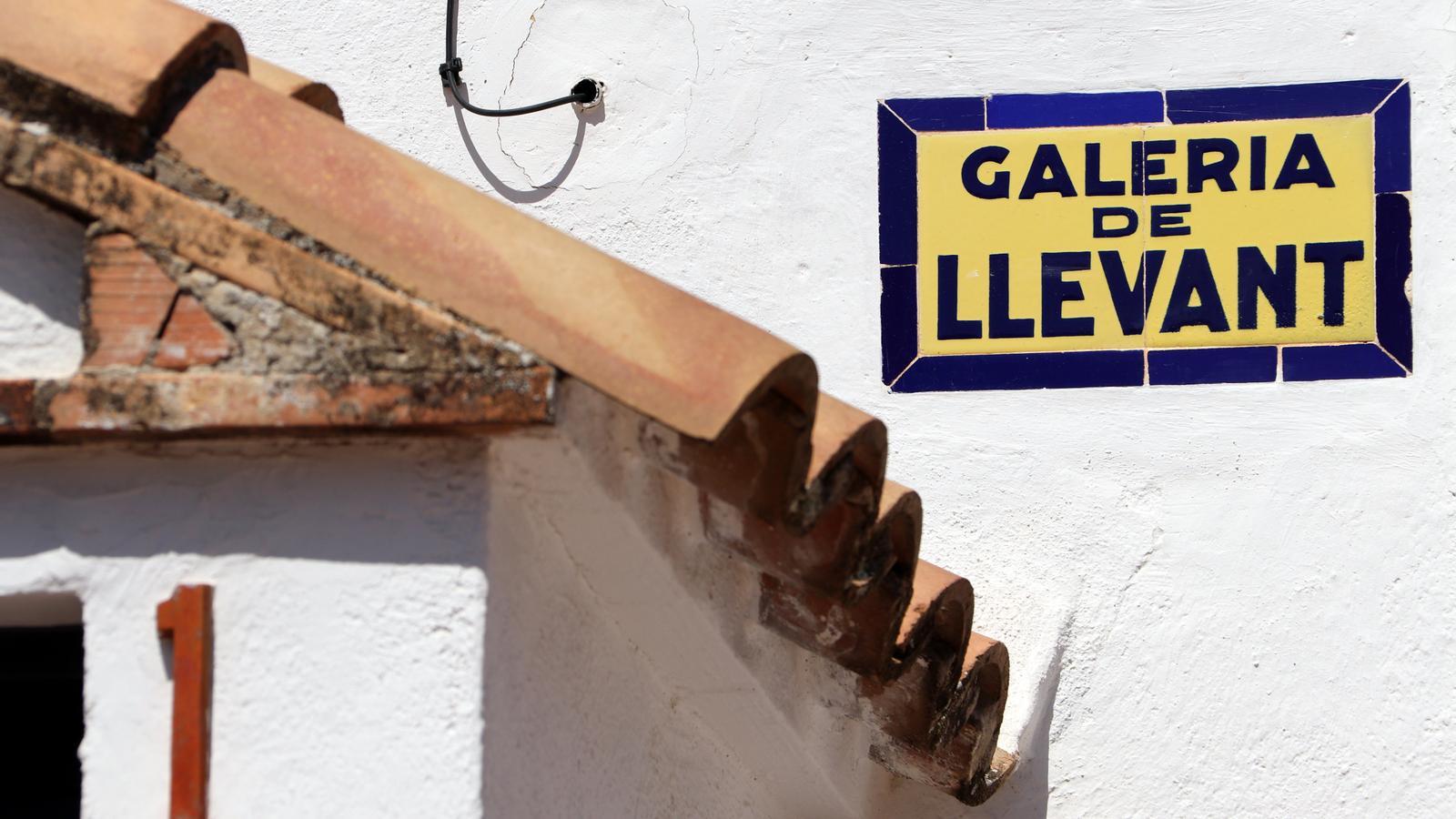 Street sign for the Levante Gallery of the Almond of Merola, in BerguedàStreet sign for the Levante Gallery of the Almond of Merola, in Berguedà, original from before the Civil War.