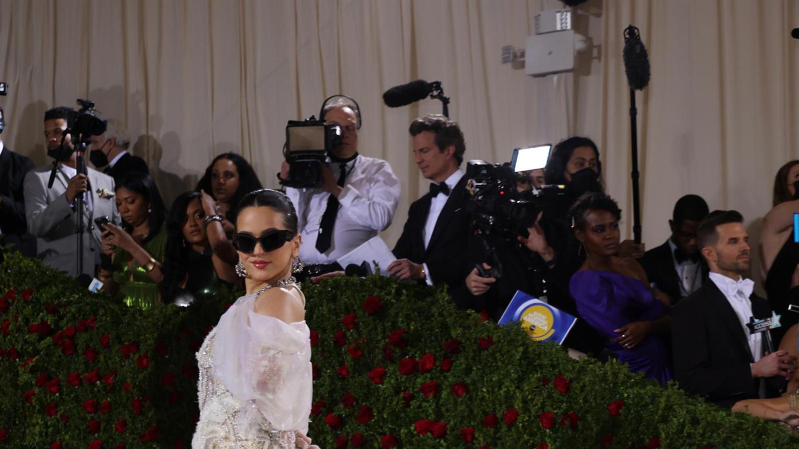 Rosalía, vestida amb un impressionant disseny de Givenchy, a la Met Gala del 2022