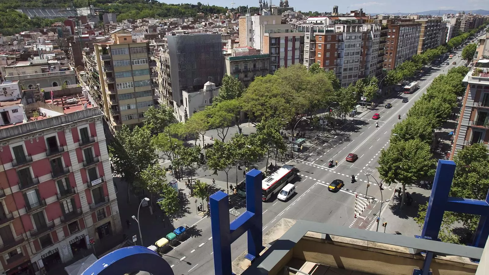 PENDENT DE REFORMA L'avinguda del Paral·lel viu hores baixes i espera la reforma anunciada per guanyar, a través de quatre noves places, més espai per als vianants. L'assemblea del 15-M al barri del Poble-sec s'oposa al pla anunciat pel consistori perquè creu que respon als interessos del sector privat.