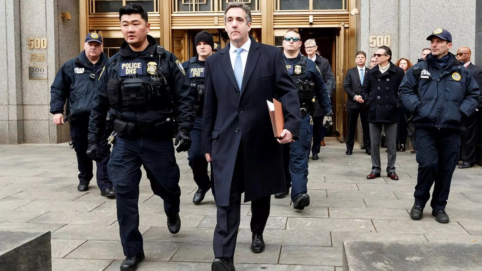 L’exadvocat de Trump, Michael Cohen, sortint del tribunal de Manhattan després de la seva sentència de tres anys de presó.