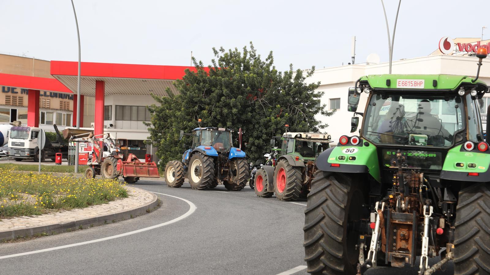 Tractors arribant a una benzinera.