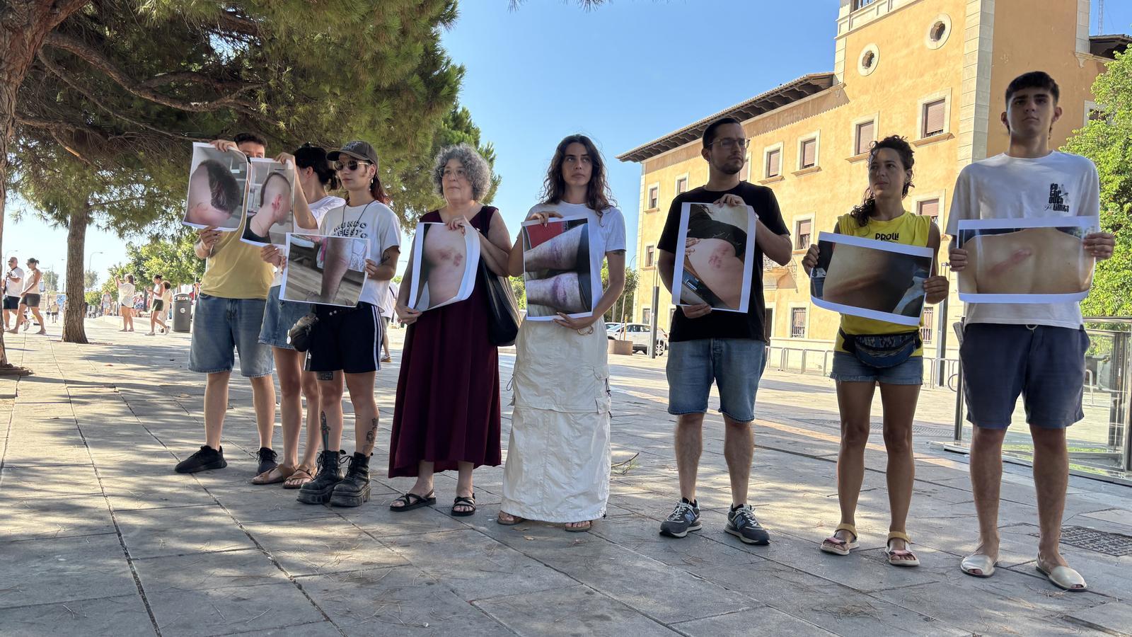 Algunas de las personas heridas, representantes de Menos Turismo Más Vida y Alerta Solidaria