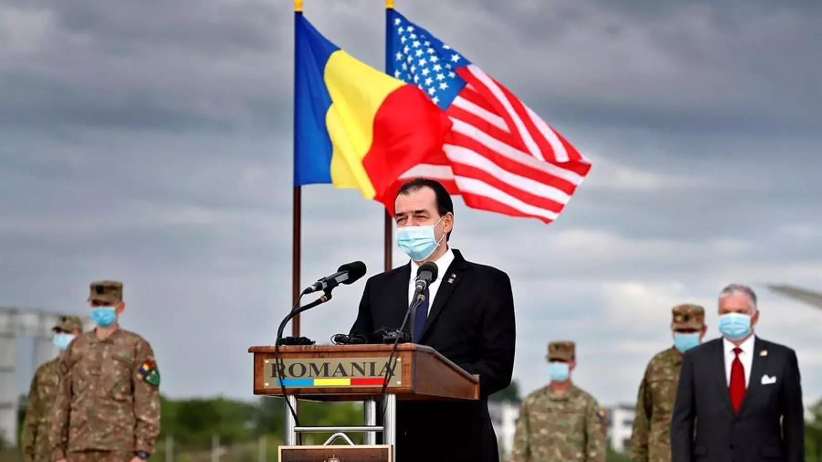 Ludovic Orbán, amb mascareta, en una recent intervenció oficial en el comiat al personal nord-americà que ha ajudat a combatre la pandèmia a Romania