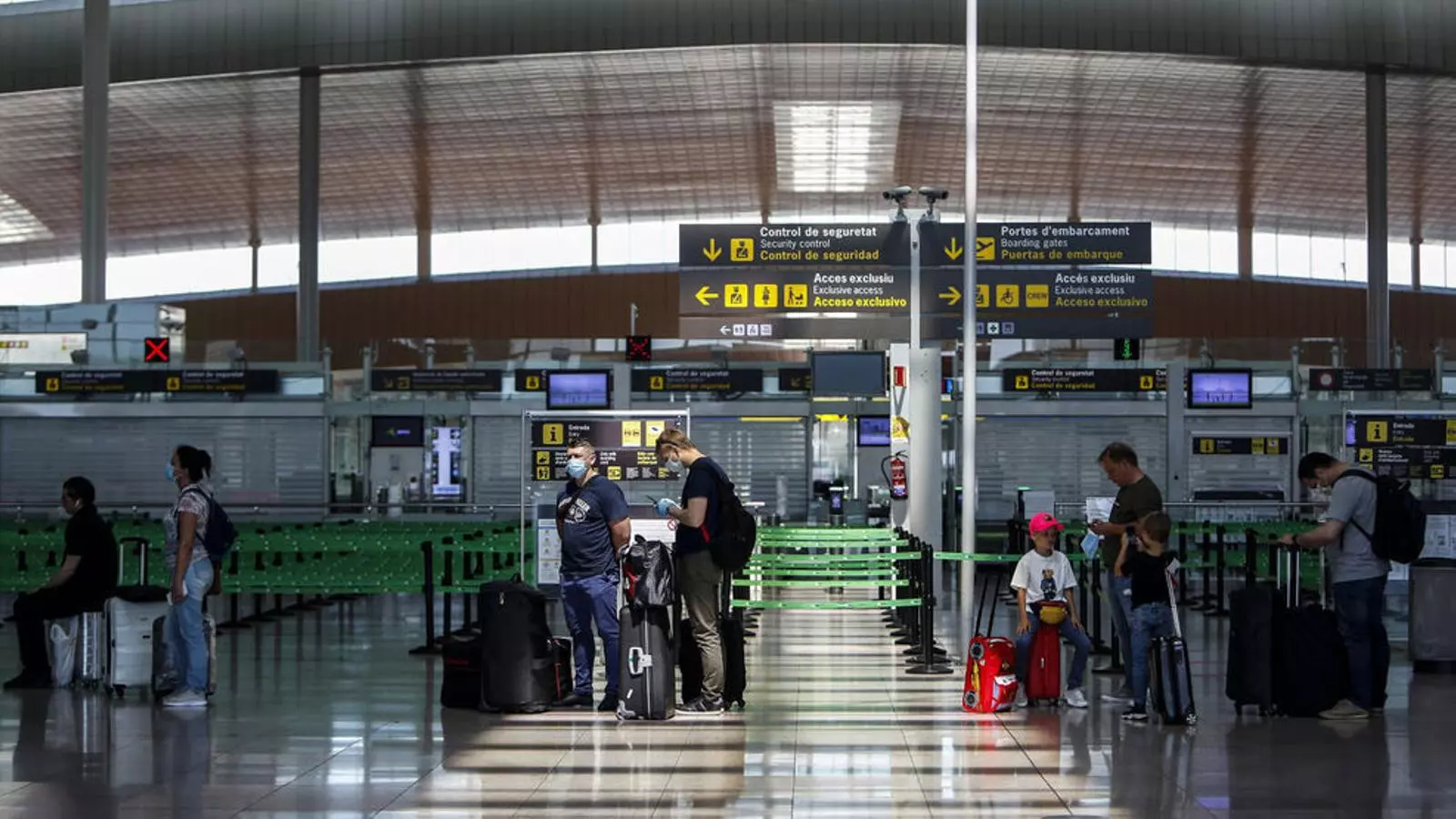 L’aeroport del Prat aquesta setmana, on s’estan enllestint els preparatius per recuperar a poc a poc l’activitat aèria amb el final de l’estat d’alarma. / CÈLIA ATSET