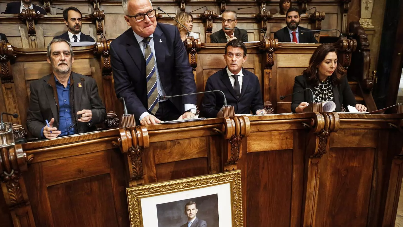 Josep Bou dempeus en un ple.