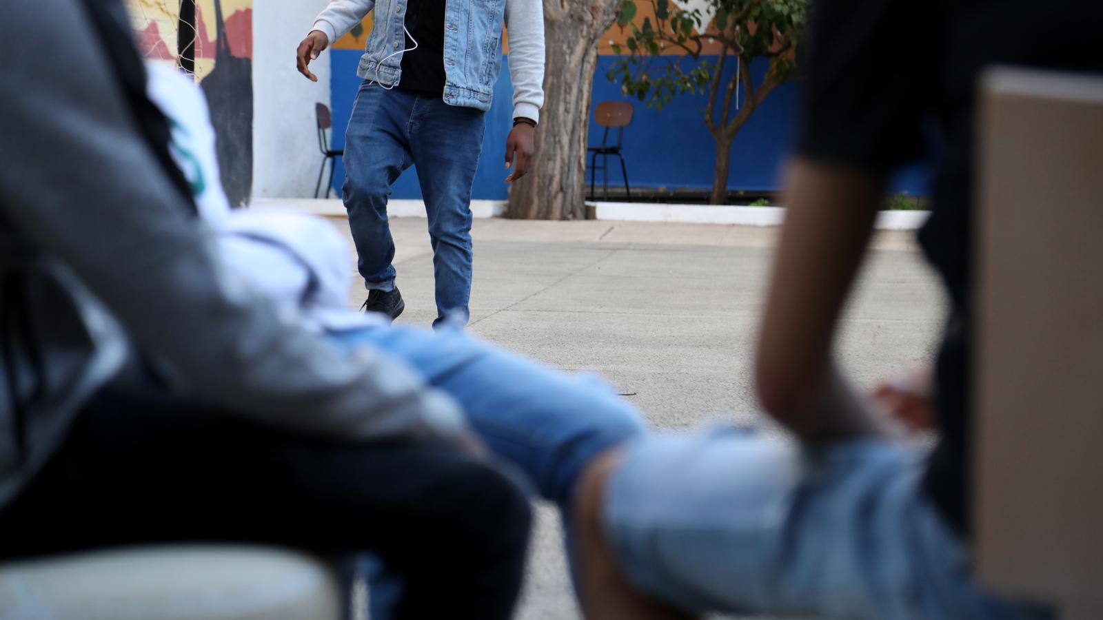 Un grupo de jóvenes inmigrantes conversa, escucha música y juega al fútbol en Palma, en una fotografía reciente.