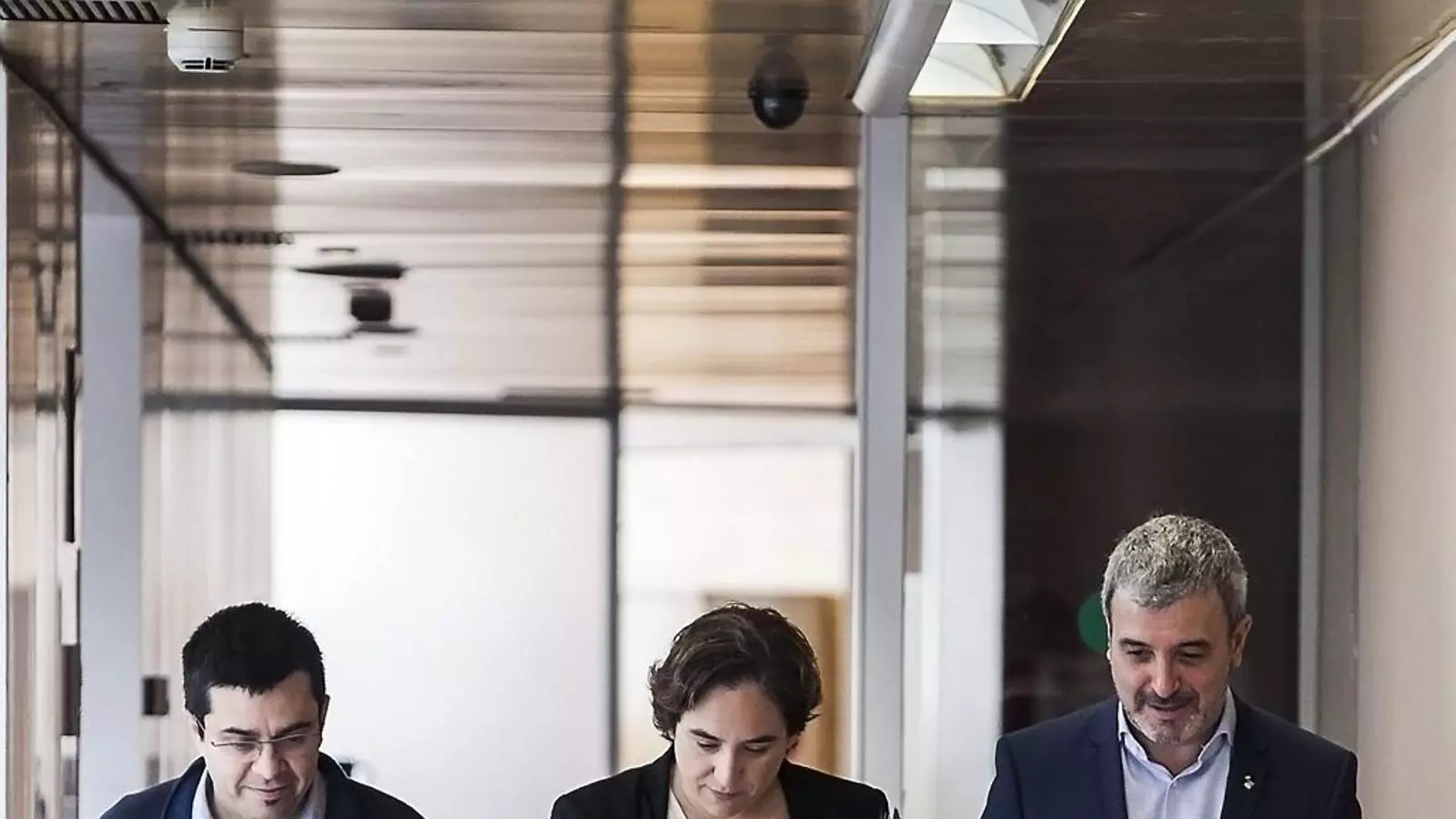 D’esquerra a dreta, Gerardo Pisarello, Ada Colau i Jaume Collboni.