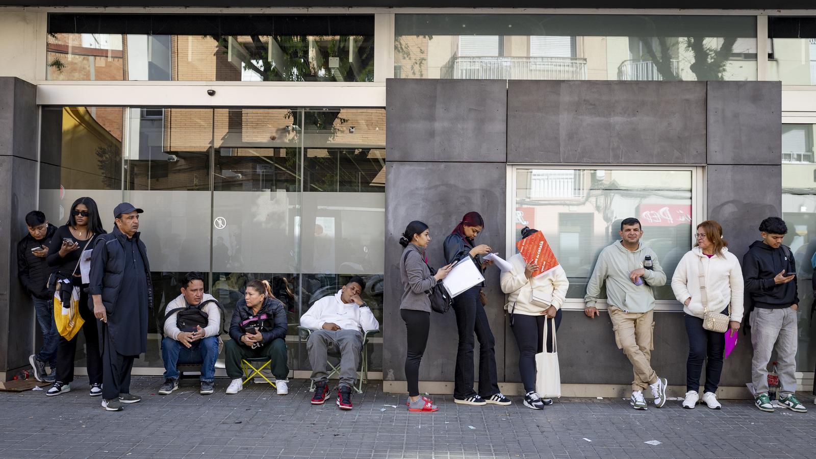 Queue at the Farga of L'Hospitalet during the first day of in-person procedures of the process.