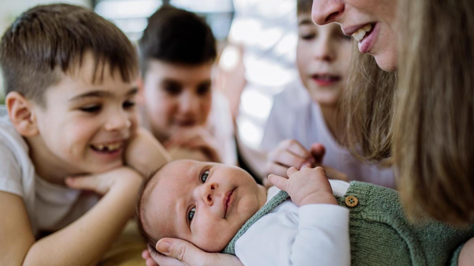 Una madre con cuatro hijos.