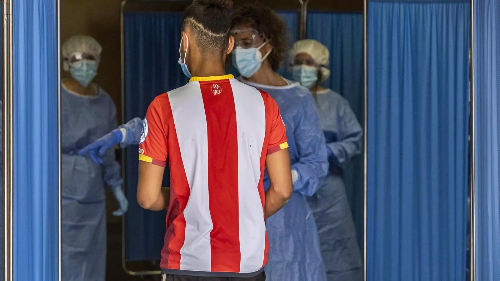 Un jove a punt de ser sotmès a una prova PCR per detectar si és positiu per covid-19, en una imatge de principis d’agost a Vilafranca del Penedès.