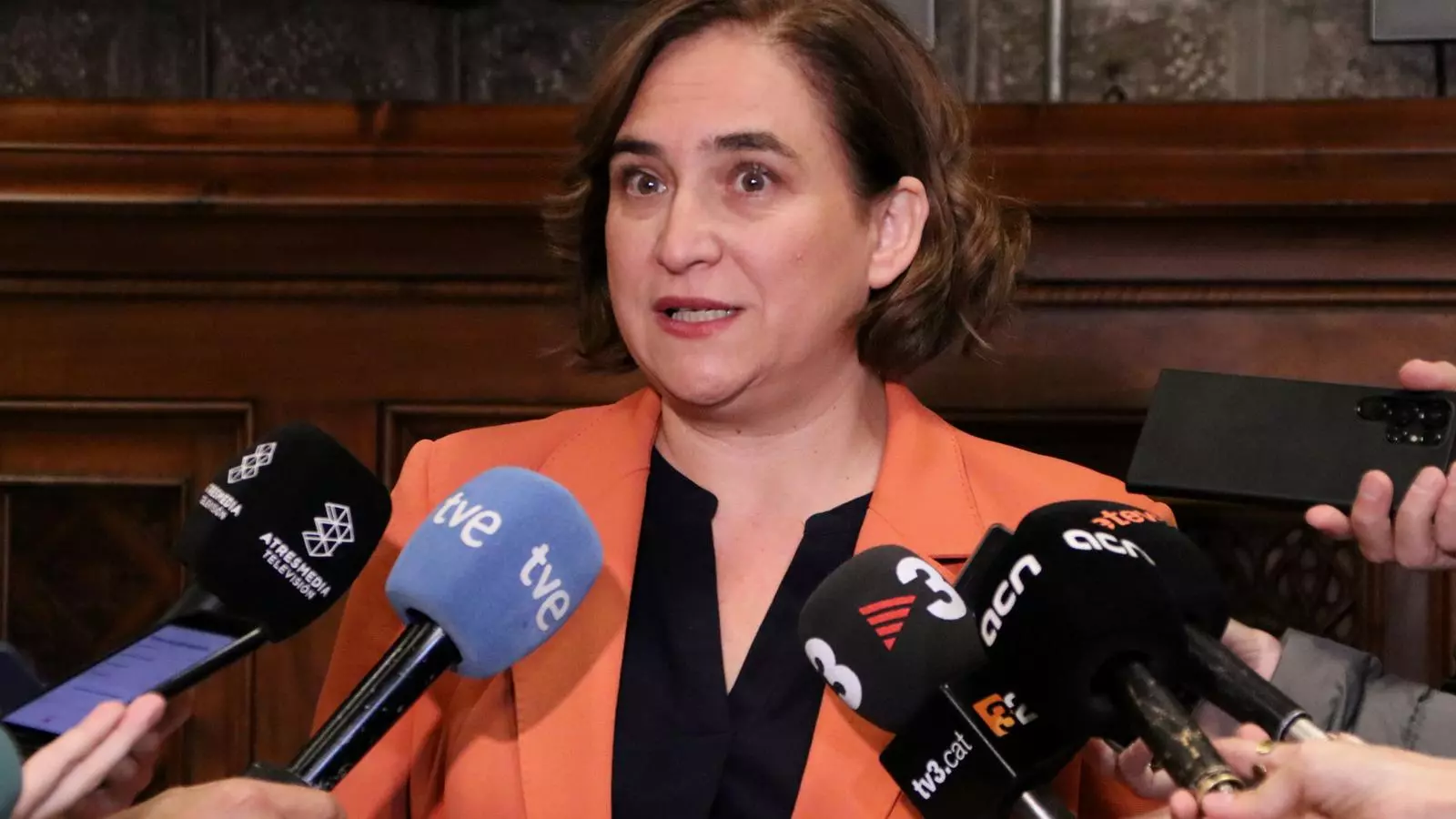 L'alcaldessa de Barcelona durant la seva declaració des de la galeria gòtica de l'Ajuntament després de saber que continua investigada per prevaricació en les subvencions