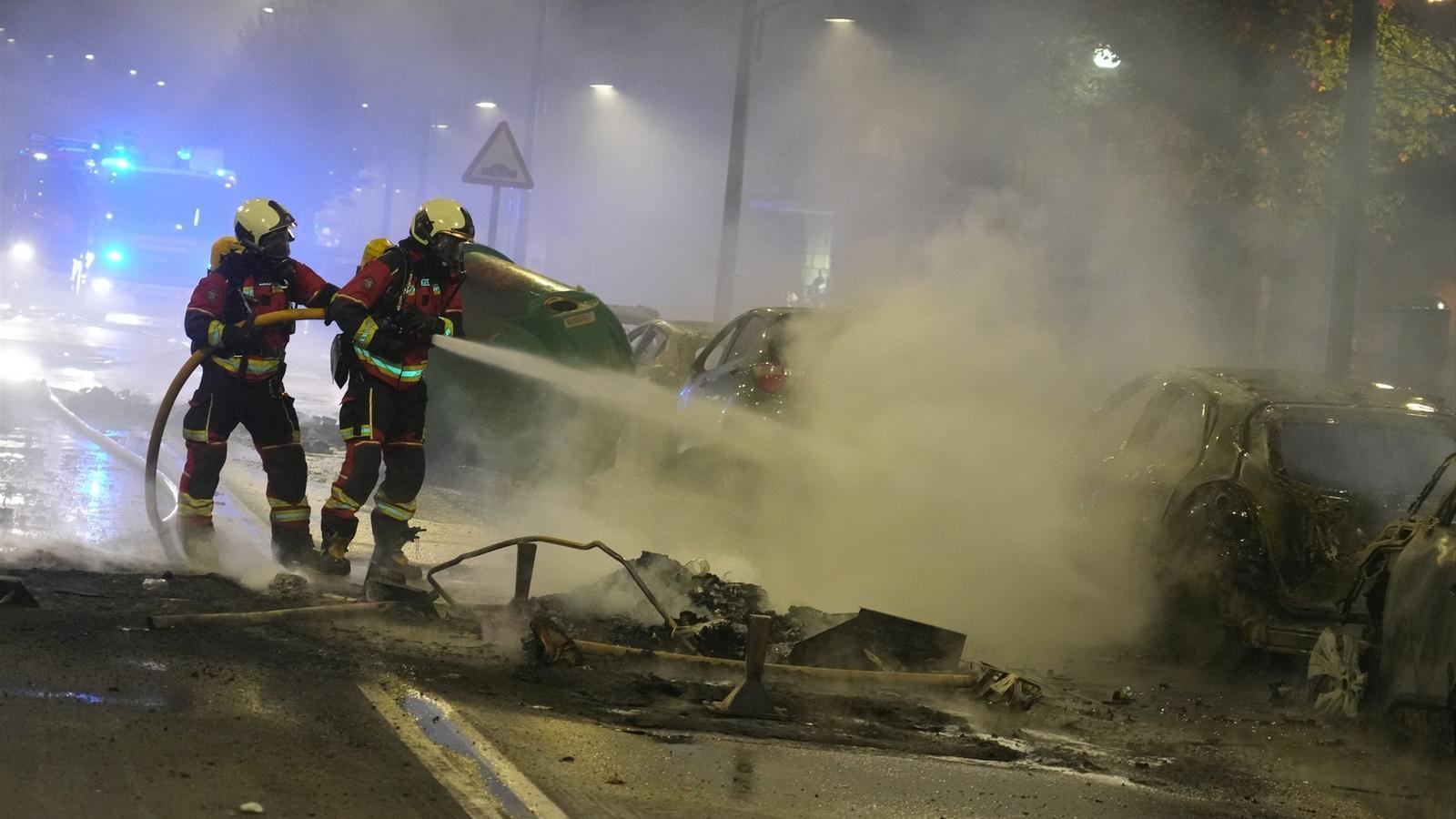 Bomberos apagando un fuego en Bilbao