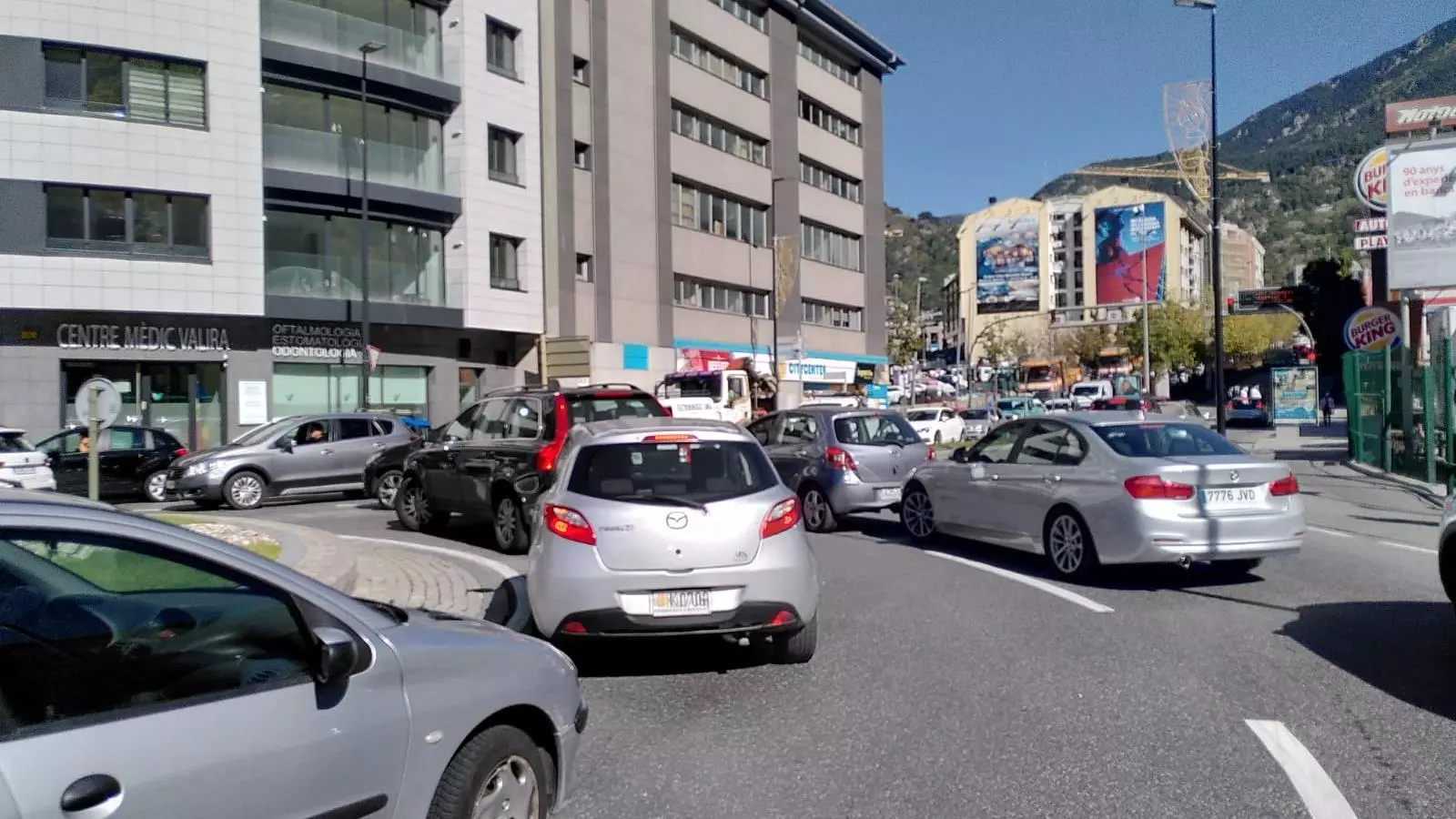 Trànsit dens a l'avinguda Tarragona a Andorra la Vella, aquest dilluns.